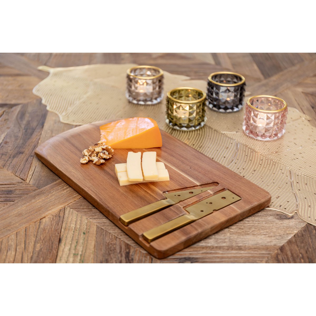 Wooden cheese board with 2 cheese knives