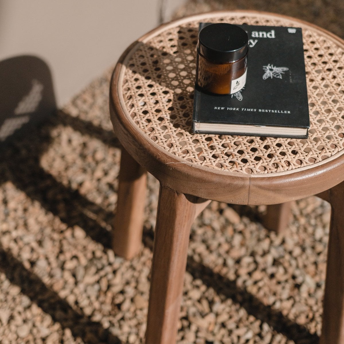 Holzhocker CARAMIN Rund Trembesi mit Rattan-Sitz
