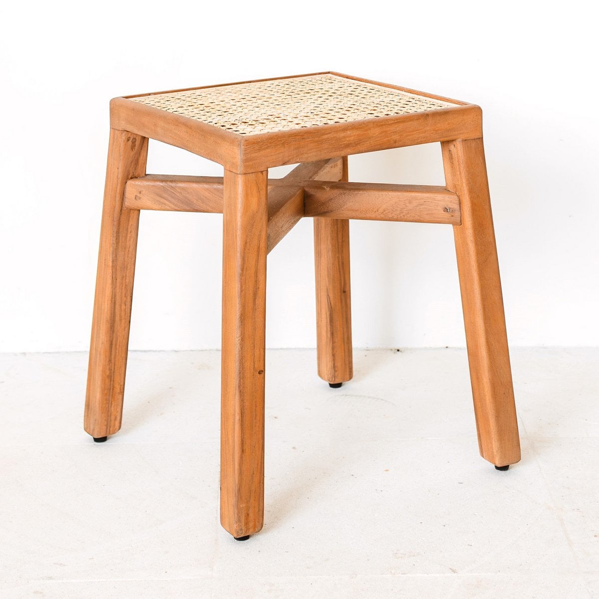 Holzhocker SUBANG Trembesi mit Rattan-Sitz