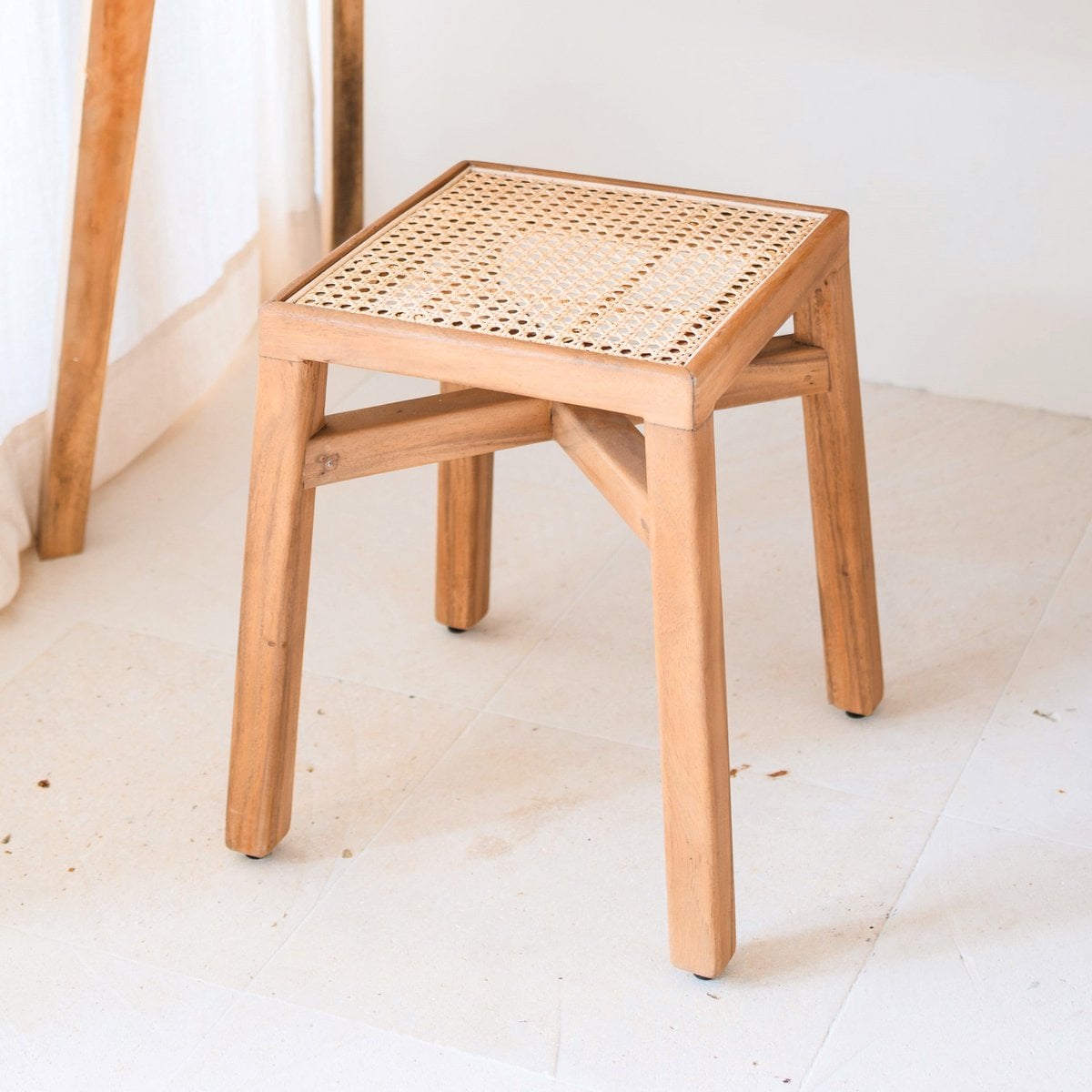 Holzhocker SUBANG Trembesi mit Rattan-Sitz