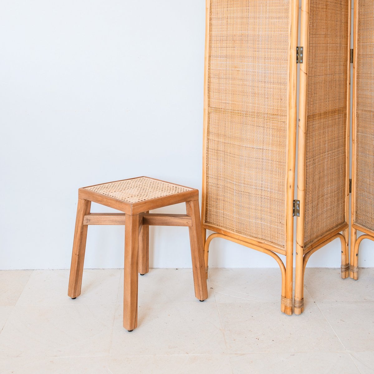 Holzhocker SUBANG Trembesi mit Rattan-Sitz