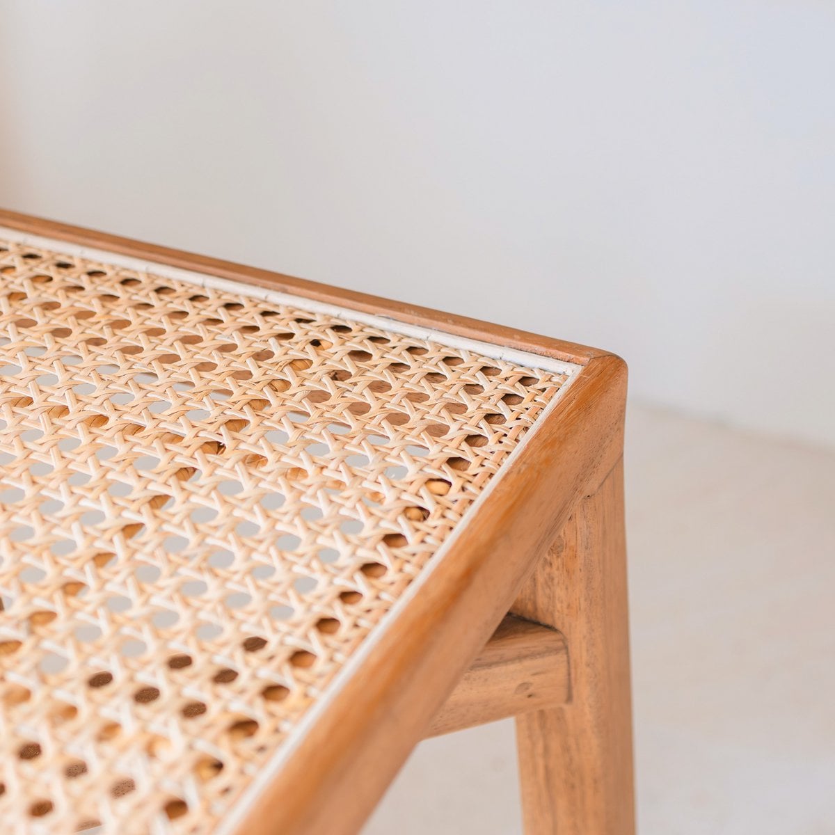 Holzhocker SUBANG Trembesi mit Rattan-Sitz