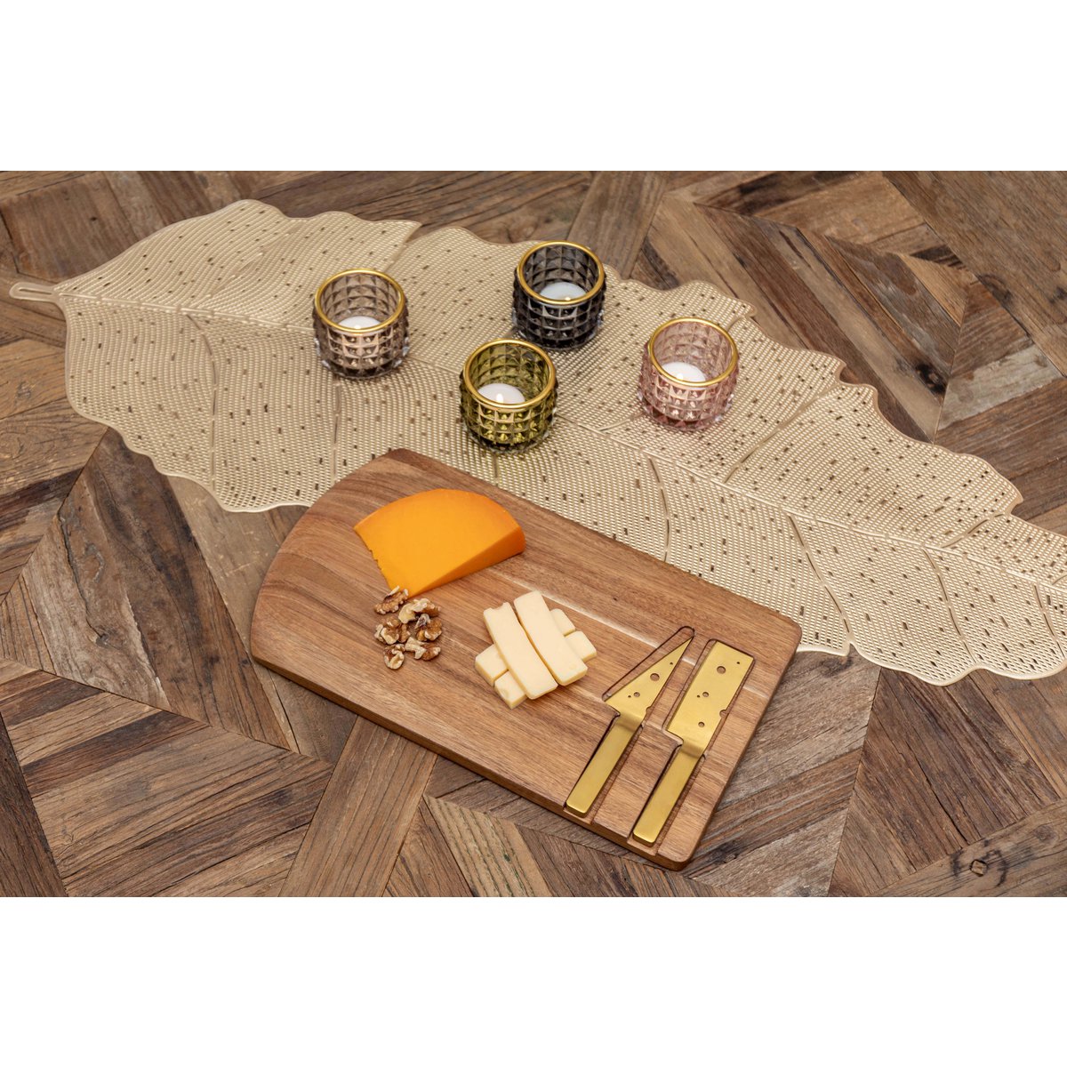 Wooden cheese board with 2 cheese knives