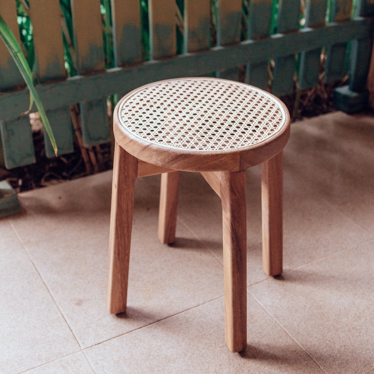 Holzhocker CARAMIN Rund Trembesi mit Rattan-Sitz